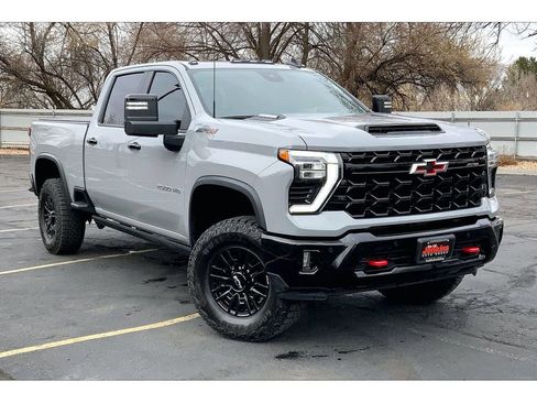 Used 2025 Chevrolet Silverado 2500 ZR2 w/ Technology Package image 2