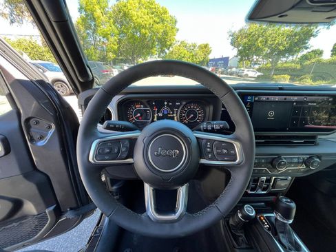 Used 2025 Jeep Wrangler Unlimited Sahara AWD/4WD image 34