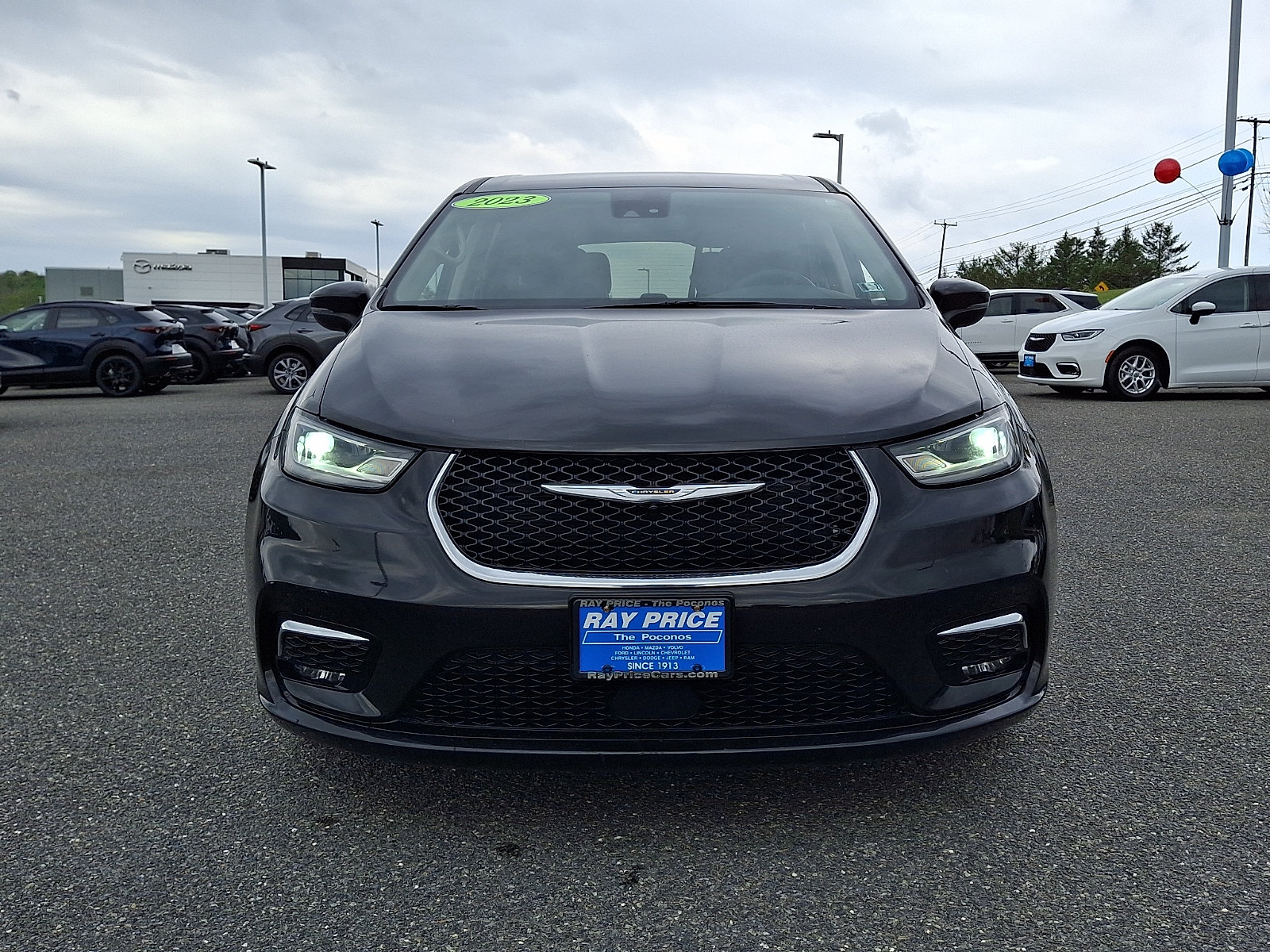 Used 2023 Chrysler Pacifica Touring-L FWD image 2