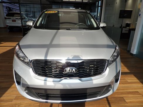 Used 2019 Kia Sorento FWD V6 image 2