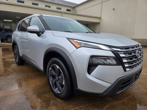 Used 2025 Nissan Rogue SV FWD image 3