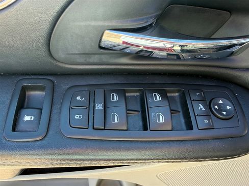 Used 2016 Chrysler Town & Country Limited image 33