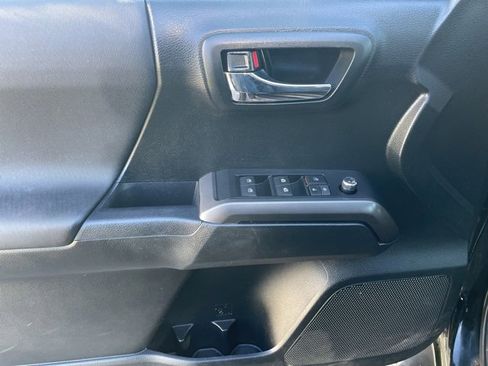 Used 2017 Toyota Tacoma TRD Sport image 19