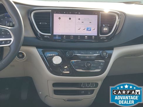 Used 2022 Chrysler Pacifica Touring-L image 31