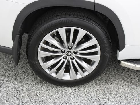 Used 2024 Toyota Highlander Platinum FWD image 6