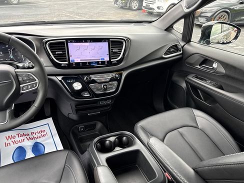 Used 2025 Chrysler Pacifica Select FWD image 14