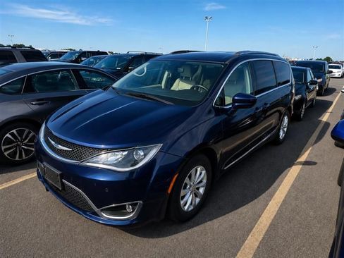 Used 2018 Chrysler Pacifica Touring-L Plus w/ Advanced Safetytec Group FWD image 1