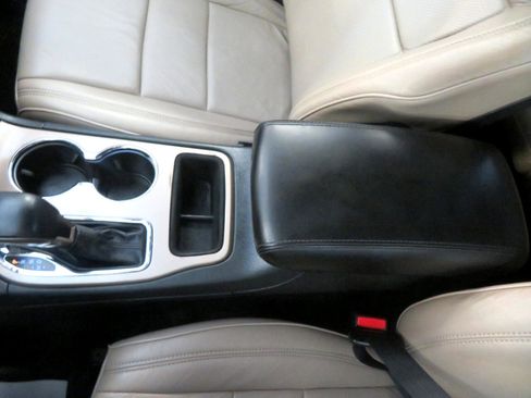 Used 2017 Jeep Grand Cherokee Laredo image 42