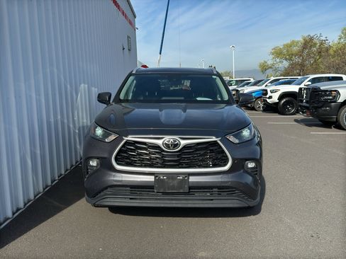 Used 2023 Toyota Highlander XLE AWD/4WD image 2