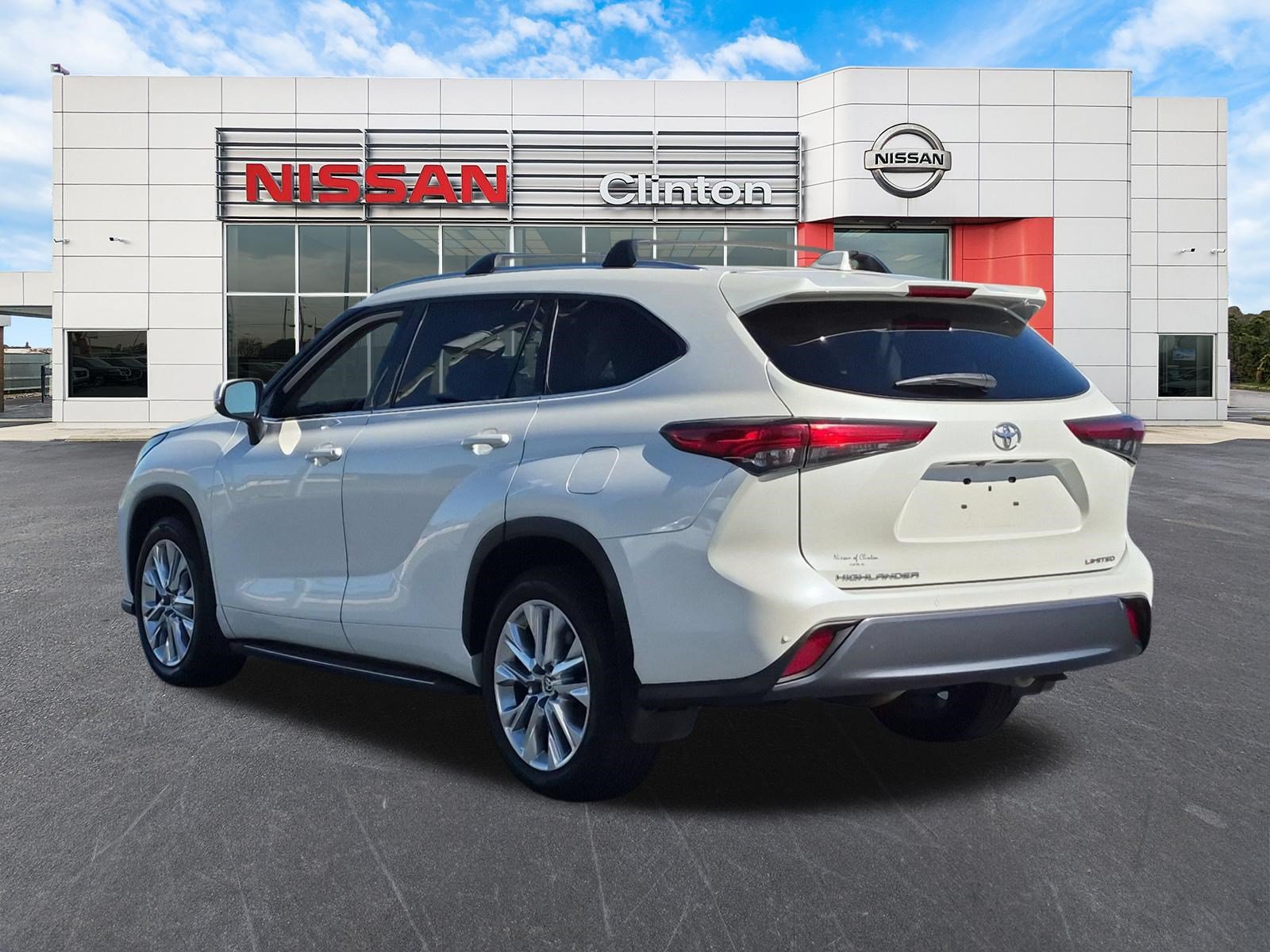 Used 2021 Toyota Highlander Limited FWD image 5