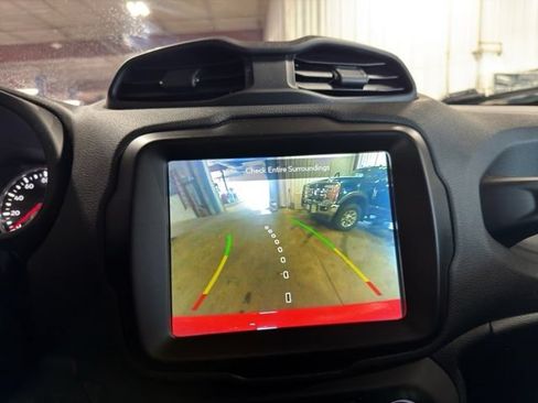 Used 2023 Jeep Renegade Latitude w/ Premium Group AWD/4WD image 9