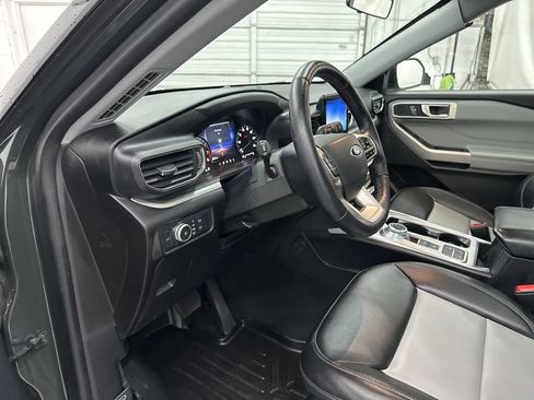 Used 2022 Ford Explorer XLT w/ Equipment Group 202A RWD image 9