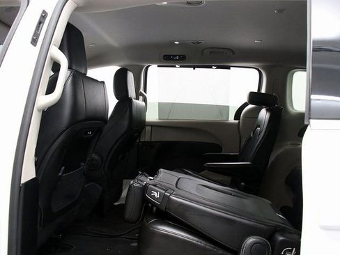 Used 2024 Chrysler Pacifica Touring-L FWD image 15