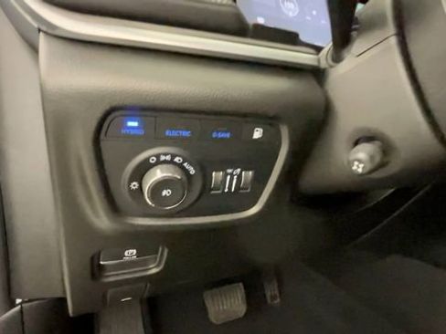 Used 2023 Jeep Grand Cherokee Overland w/ Luxury Tech Group IV AWD/4WD image 18