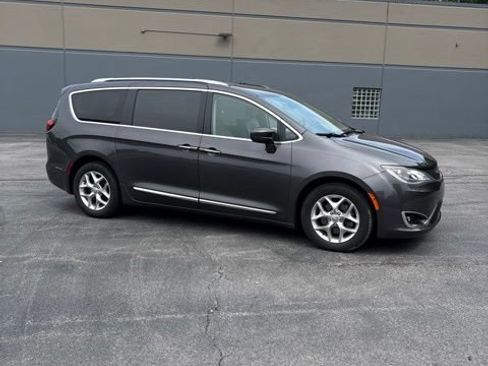 Used 2019 Chrysler Pacifica Touring-L Plus FWD image 3