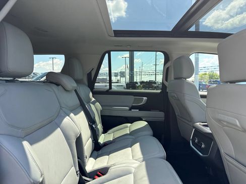 Used 2025 Ford Expedition Max Platinum AWD/4WD image 17