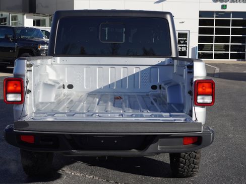Used 2022 Jeep Gladiator Willys image 13