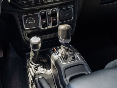 Used 2022 Jeep Wrangler Unlimited Sport AWD/4WD image 39