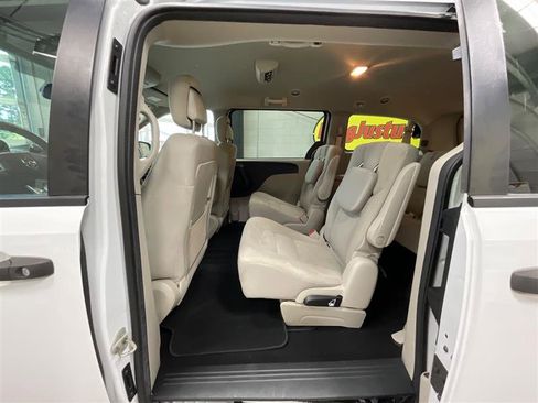 Used 2019 Dodge Grand Caravan SE w/ UConnect Hands-Free Group image 16