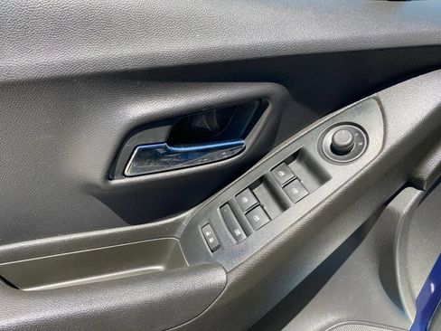 Used 2019 Chevrolet Trax LT w/ LT Convenience Package AWD/4WD image 21
