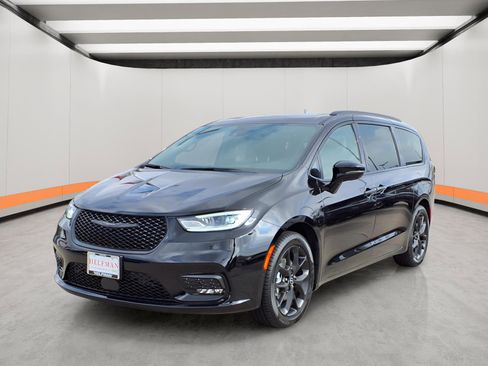 New 2026 Chrysler Pacifica Limited image 3