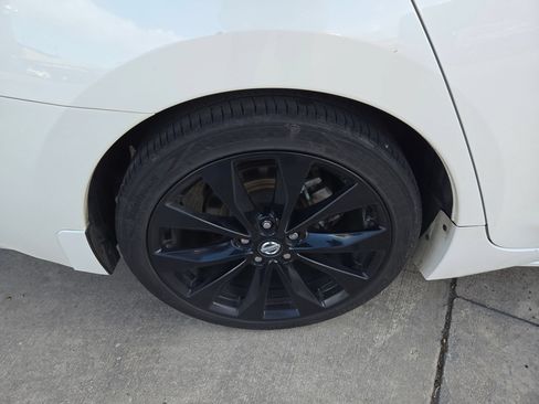 Used 2021 Nissan Maxima SR w/ Sport Mat Group FWD image 9