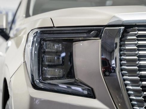 Used 2021 GMC Yukon XL Denali w/ Denali Premium Package image 15