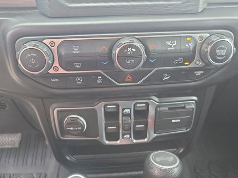 Used 2020 Jeep Wrangler Unlimited Sahara AWD/4WD image 22