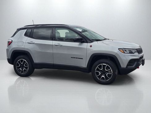 Used 2024 Jeep Compass Trailhawk AWD/4WD image 4