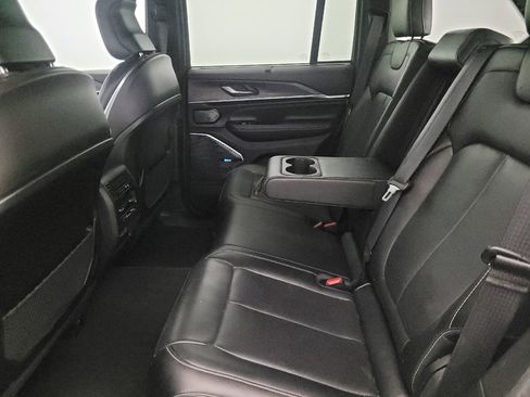 Used 2022 Jeep Grand Cherokee Overland w/ Luxury Tech Group IV image 18