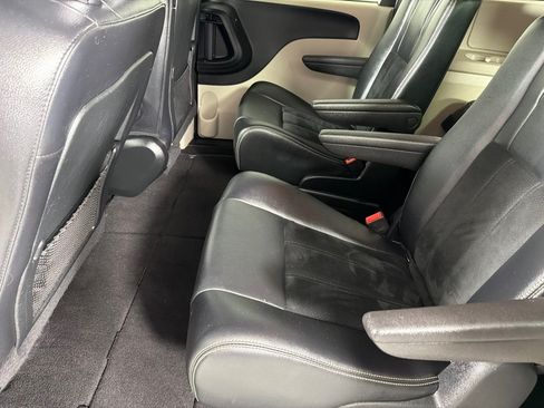 Used 2017 Dodge Grand Caravan SXT FWD image 16
