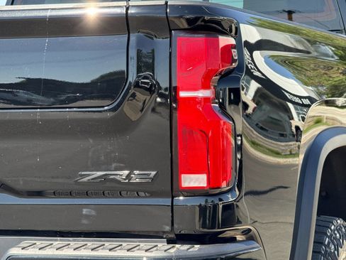 Used 2025 Chevrolet Silverado 2500 ZR2 w/ Technology Package AWD/4WD image 32
