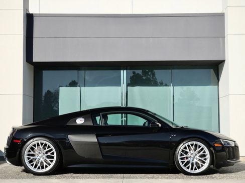 Used 2017 Audi R8 V10 w/ Carbon Exterior Package image 4