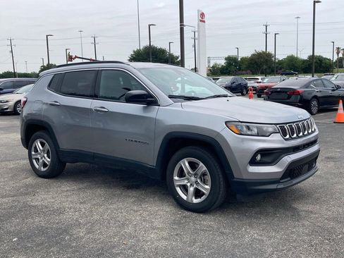 Used 2024 Jeep Compass Latitude AWD/4WD image 3
