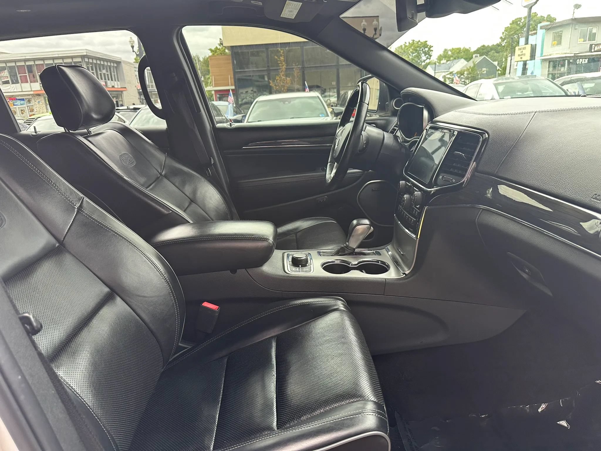 Used 2019 Jeep Grand Cherokee Overland AWD/4WD image 12