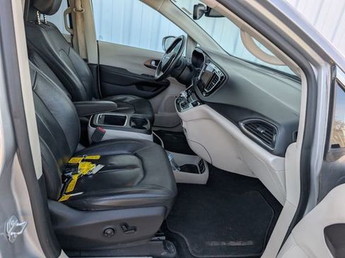 Used 2017 Chrysler Pacifica Touring-L Plus image 22