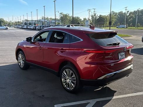 Used 2021 Toyota Venza XLE w/ Softex Package AWD/4WD image 3
