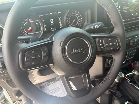 Used 2025 Jeep Gladiator Sport AWD/4WD image 22
