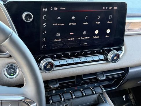 Used 2024 GMC Canyon Denali image 13