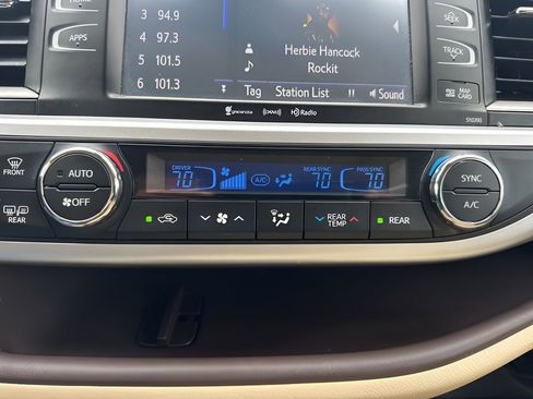 Used 2019 Toyota Highlander XLE image 20