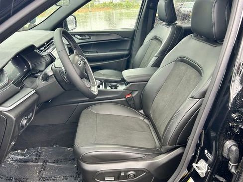 New 2025 Jeep Grand Cherokee Altitude image 9