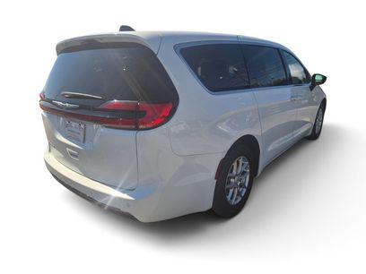 Used 2025 Chrysler Pacifica Select