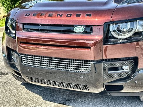 Used 2025 Land Rover Defender 130 X-Dynamic SE image 9