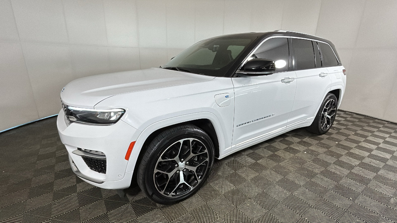 Used 2022 Jeep Grand Cherokee Summit AWD/4WD image 8