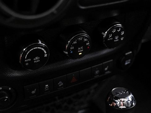 Used 2015 Jeep Wrangler Unlimited Sahara w/ Connectivity Group AWD/4WD image 25