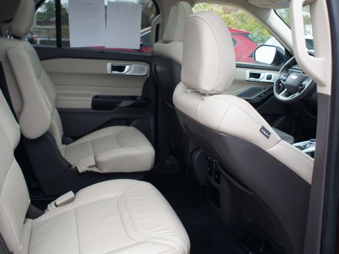 Used 2020 Ford Explorer Platinum w/ Premium Technology Package image 23