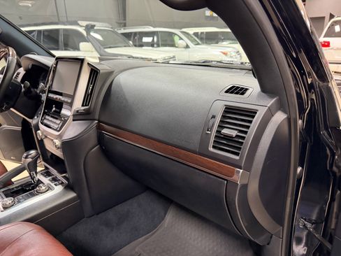 Used 2018 Toyota Land Cruiser image 26