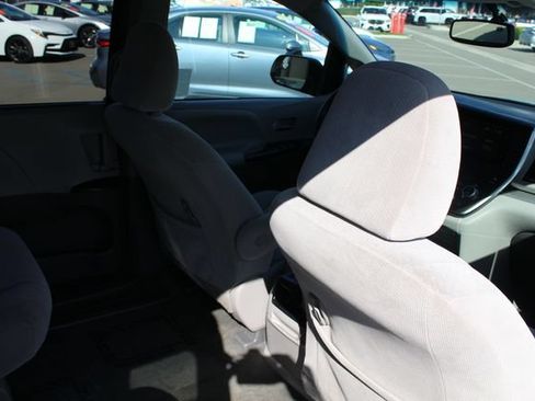 Used 2017 Toyota Sienna LE FWD image 27