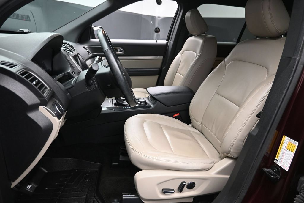 Used 2018 Ford Explorer XLT w/ Equipment Group 202A AWD/4WD image 17