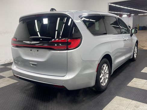 Used 2024 Chrysler Pacifica Touring-L FWD image 19